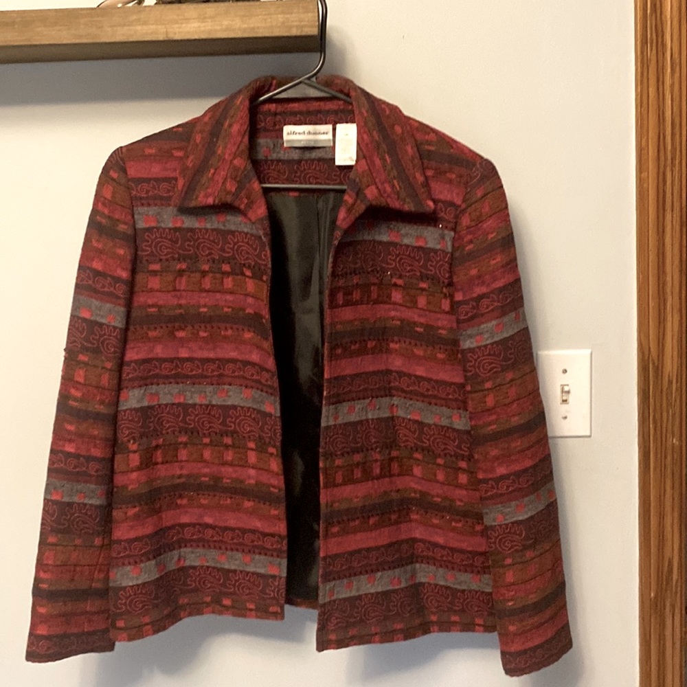 Gorgeous Alfred Dunner open blazer in reds grays  black. Size 12P